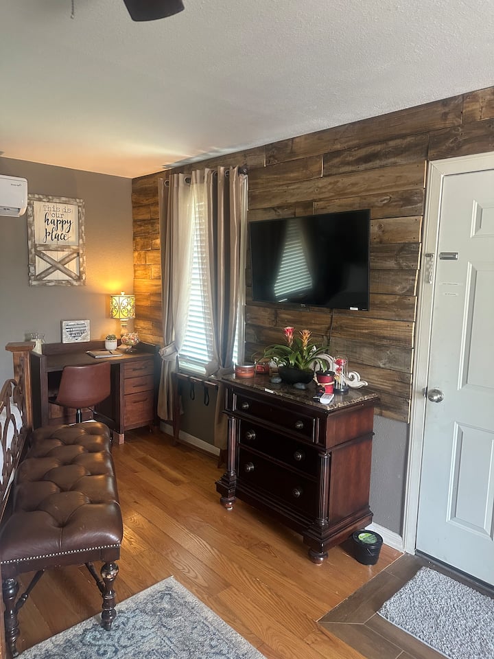 Romantic Jacuzzi Hideaway Cabin - Lago Vista, TX