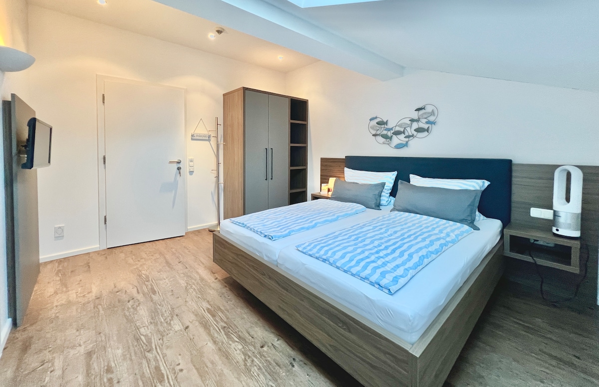 Спална соба со брачен кревет и сопствен туш/тоалет
Достапно е засенчување на таванското прозорче и вентилатор.