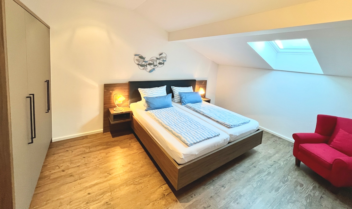 Спална соба со брачен кревет и сопствен туш/тоалет
Достапно е засенчување на таванското прозорче и вентилатор.