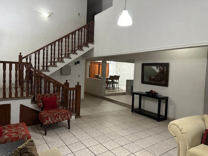 Casa En Fracc. Villa Itson 6 Recámaras Con Alberca - Ciudad Obregón