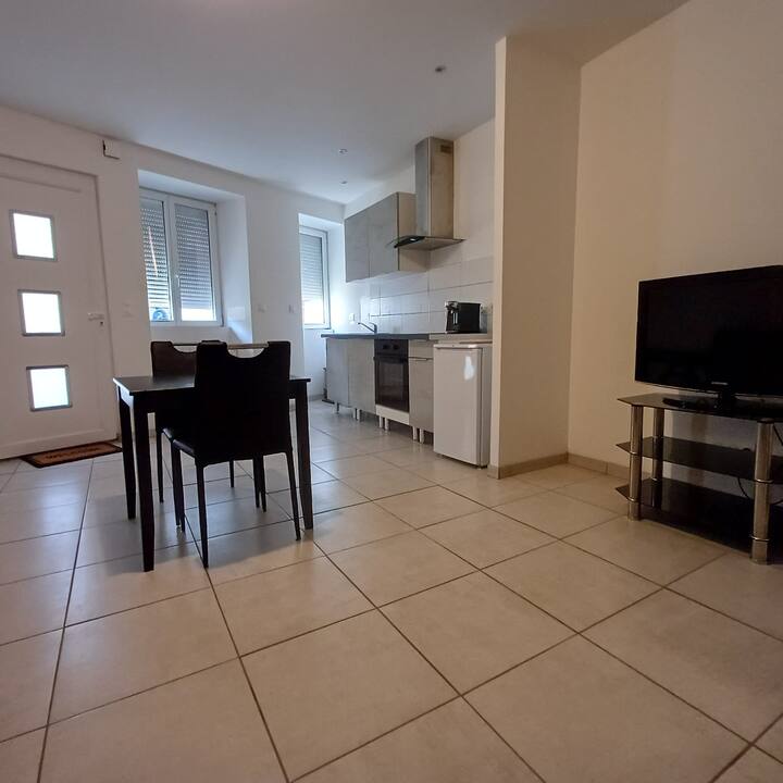 Charmant T1 Dans Une Maison - Decazeville
