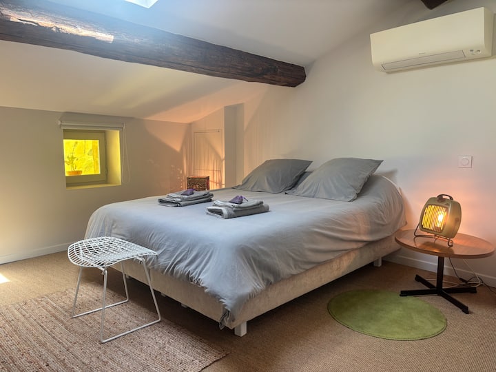 1 cama doble de 160/200, compra en marzo de 2026 
Preciosa zona de noche con baño e inodoro 