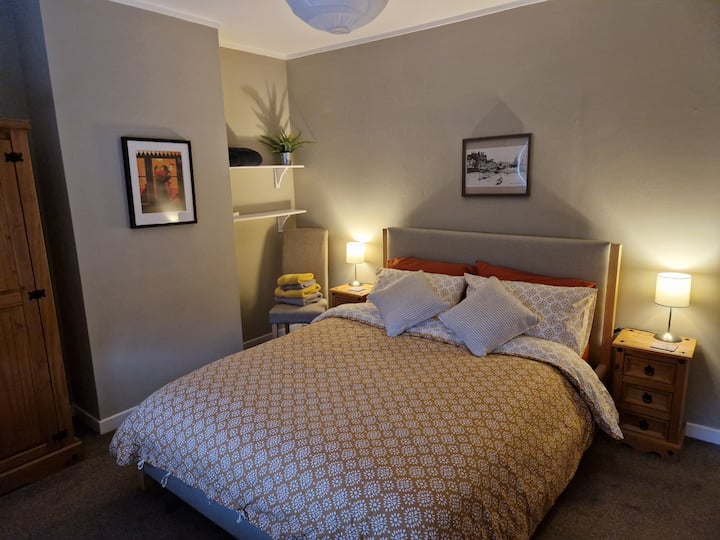 卧室1张加大双人床