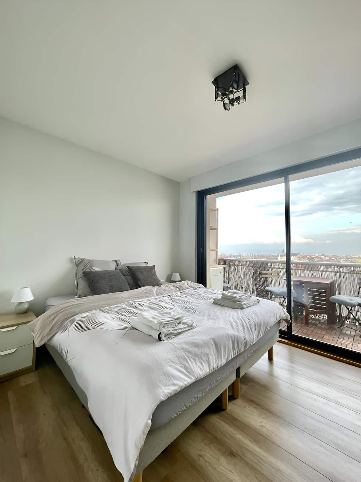 La seconde chambre, vue sur les toits et les montagnes