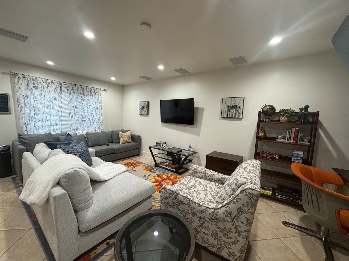 Nové pohodlné dizajnové pohovky. Filmové kanály a otvorený obytný priestor.