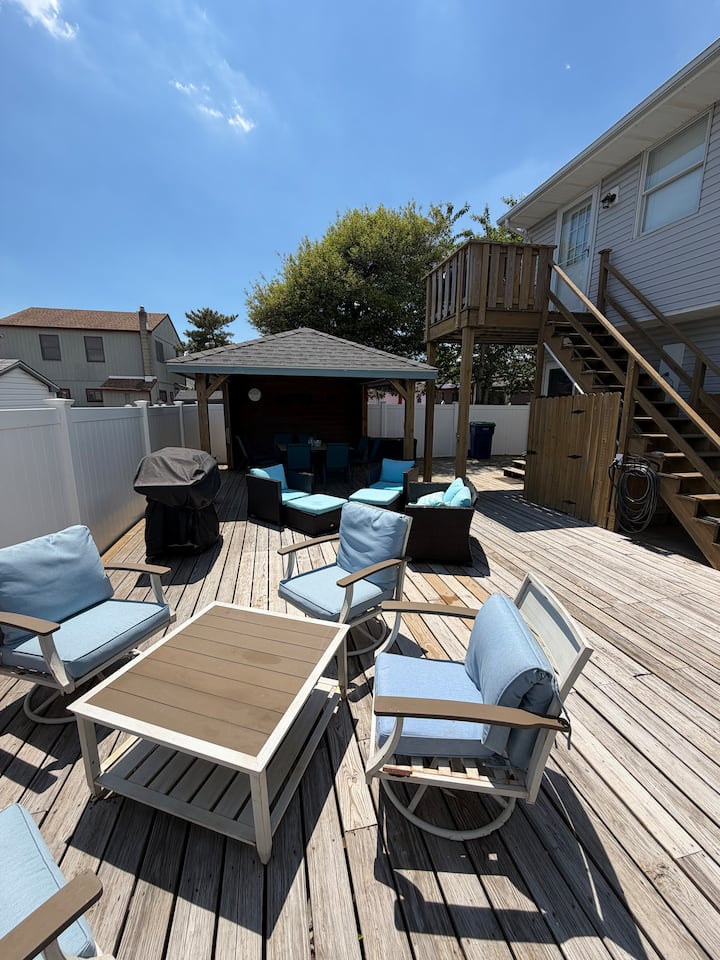 Top Floor Brigantine Getaway 1 Block To The Beach - Brigantine, NJ