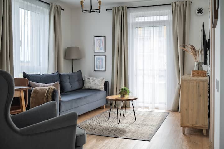 Un cómodo sillón y un sofá te ayudarán a pasar las noches cómodamente frente al televisor.