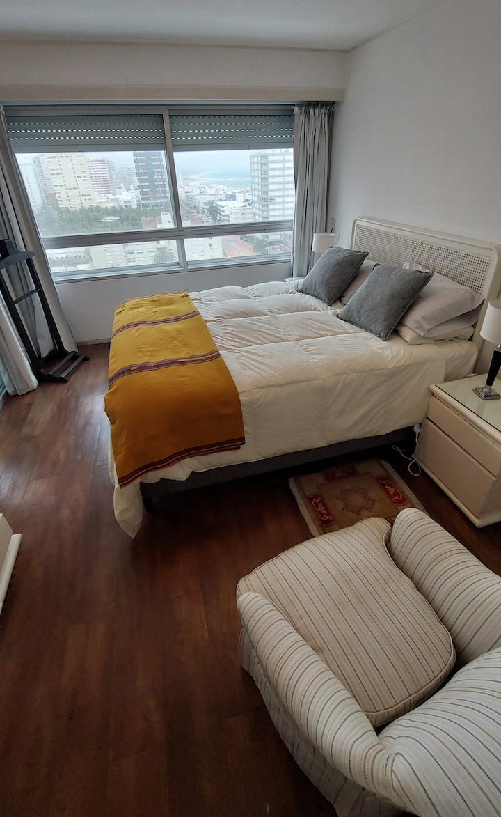 ห้องนอนใหญ่พร้อมห้องน้ำใน