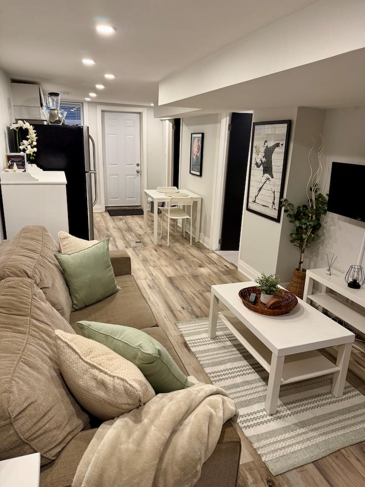 Bright, Modern Charming Suite W/private Entrance - Hamilton