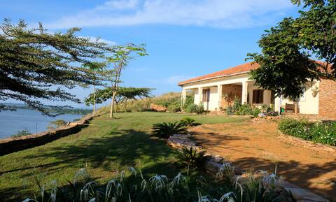 Peaceful rural lakeside cottage