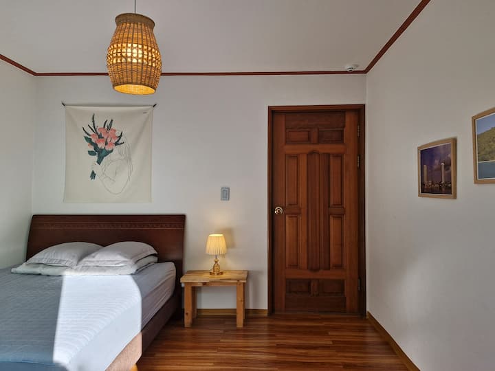 **Dormitorio 2**

Este es un dormitorio ubicado en el oeste donde puedes saludar al sol de la mañana tarde. 

Uso: cama (queen), chimenea.