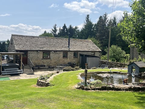Top Airbnb: Luxury countryside retreat. Warm and cosy. in Bradfield