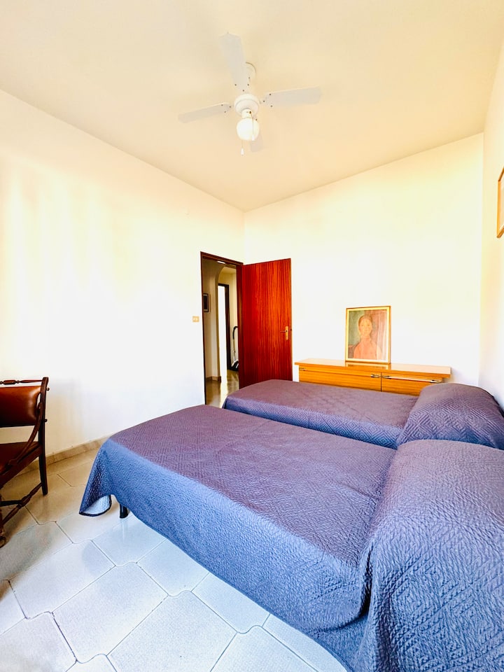 额外的房间，配有2张单人床和一张桌子，可欣赏果树美景