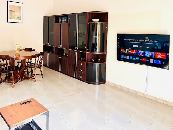 客厅配有空调、沙发、电视和圆桌，可容纳4人或以上。