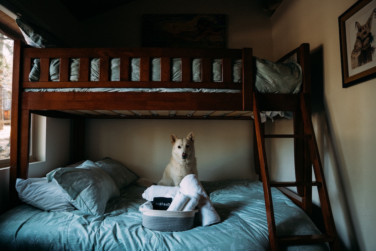 La distribución de las camas incluye una cama tamaño queen con un sobrecolchón de espuma viscoelástica y una cama individual XL con un colchón con la parte superior acolchada. La habitación también cuenta con persianas opacas para un sueño reparador.