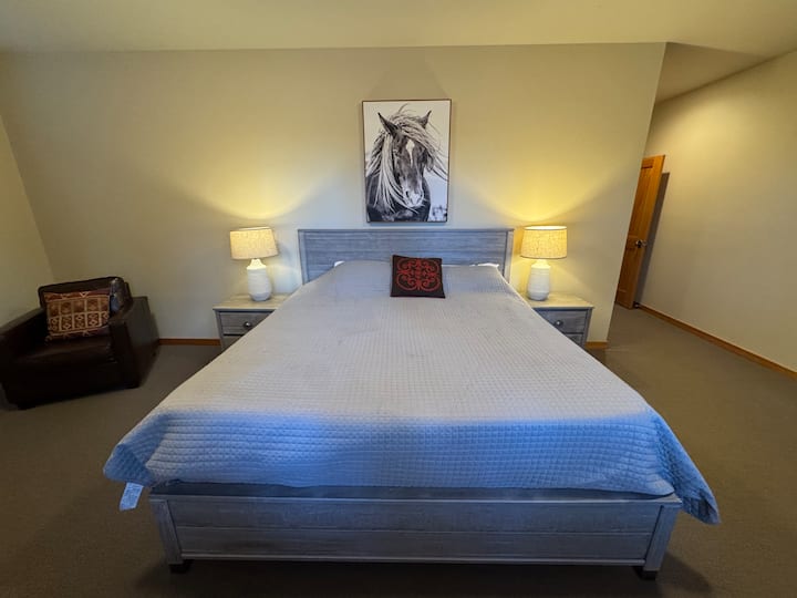 Основна спалня със суперголямо двойно легло и 75 - инчов телевизор