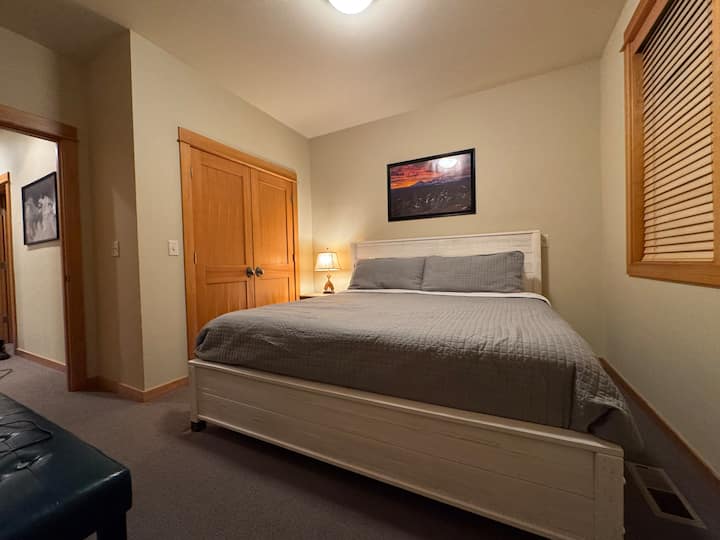 Спалня с удобно двойно легло.  Към тази спалня има и много голямо помещение с пълноразмерно легло за допълнително пространство за по - големи семейства 