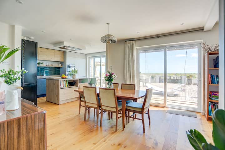 Beach House With Huge Deck & Hot Tub - Steyning