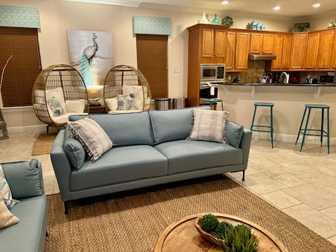 Top performing Airbnb: Captivating home 12 minutes from Disney world Fl in Four Corners