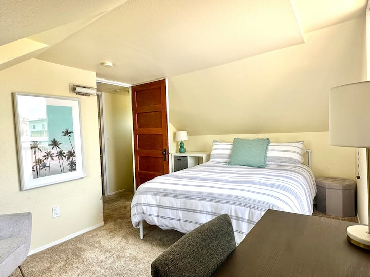 Брачен кревет (широк 150-179 см), мал гардеробер 