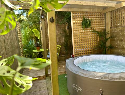 Near beach with pvt Hot Tub/20 min walk to town.