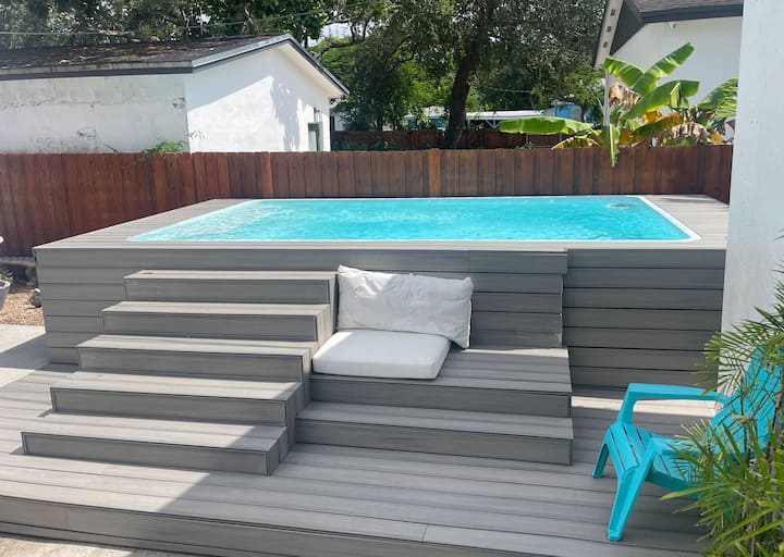 3 Bdrm House + 2 Bdrm Apartment - Pool -Sleeps 16 - Miami, FL