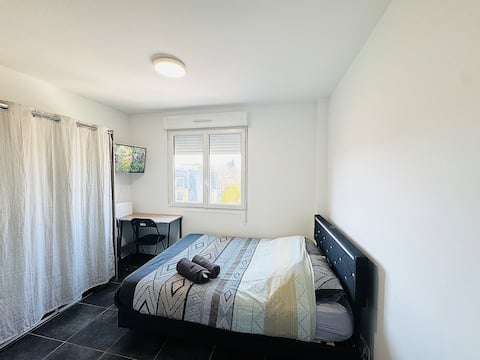 Popular Airbnb listing: STUDIO 300 METERS TRAIN STATION, 25 MN PARIS (RER) in Melun