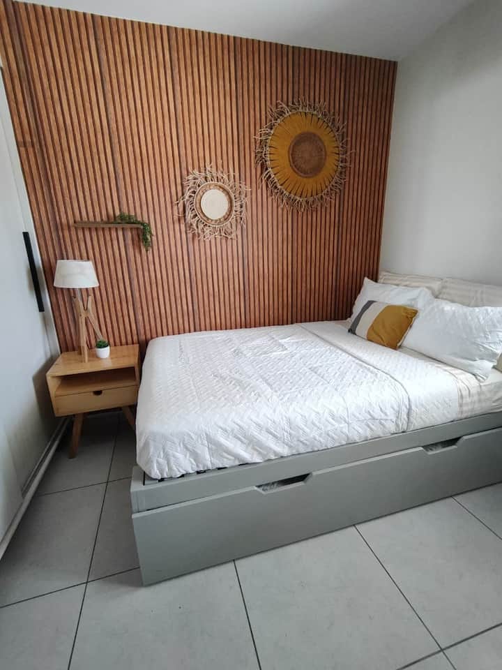 Оваа соба има двоен кревет наречен _canguro_ чија карактеристика е дека станува два дупли кревета, бидејќи едниот излегува од дното.