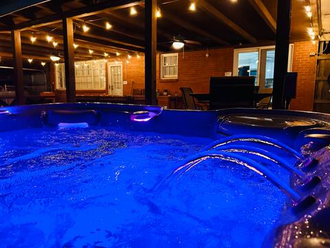 Family Playcation! Hot Tub, Games, 1pm Checkout.