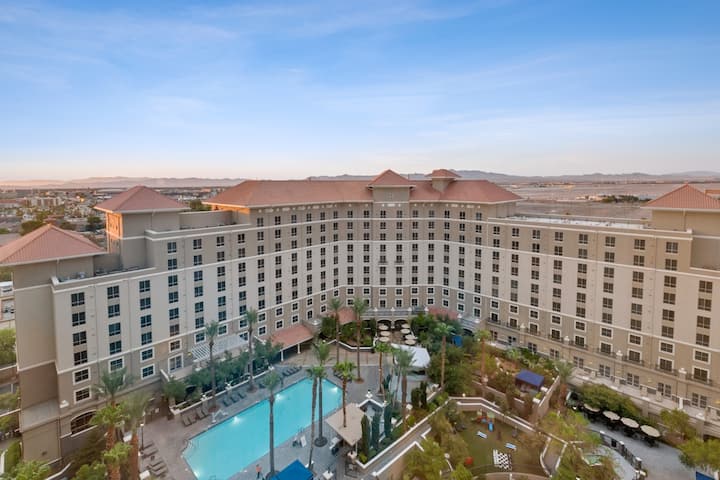 Gorgeous Newly Renovated 2 Bedroom Suite! - Las Vegas, NV