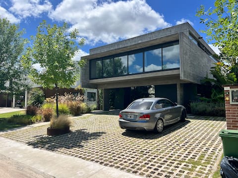 Nordelta Concrete box / Concrete Design House