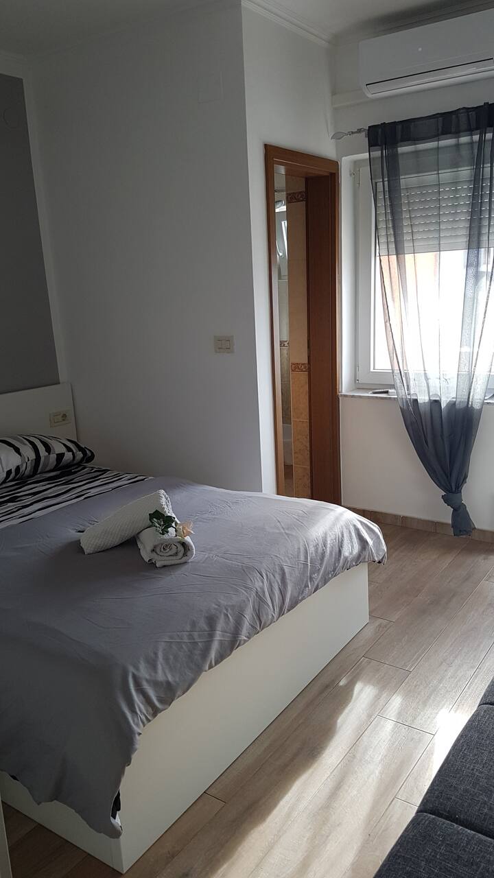 Hii ni mojawapo ya vyumba vyetu vya watu wawili kwenye Guest House Berto.
Kila chumba kimetangazwa kando.
Tafadhali weka nafasi ya chumba hiki kupitia tangazo:
"Nyumba ya Wageni ya Berto – Chumba cha Watu Wawili namba 3 chenye Mwonekano wa Bahari."