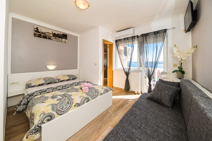 Hii ni mojawapo ya vyumba vyetu vya watu wawili kwenye Guest House Berto.
Kila chumba kimetangazwa kando.
Tafadhali weka nafasi ya chumba hiki kupitia tangazo:
"Nyumba ya Wageni ya Berto – Chumba cha Watu Wawili namba 11 chenye Mwonekano wa Bahari."