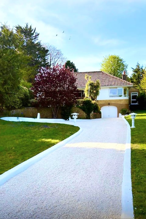 Brighton located 4 bed Villa with heated pool