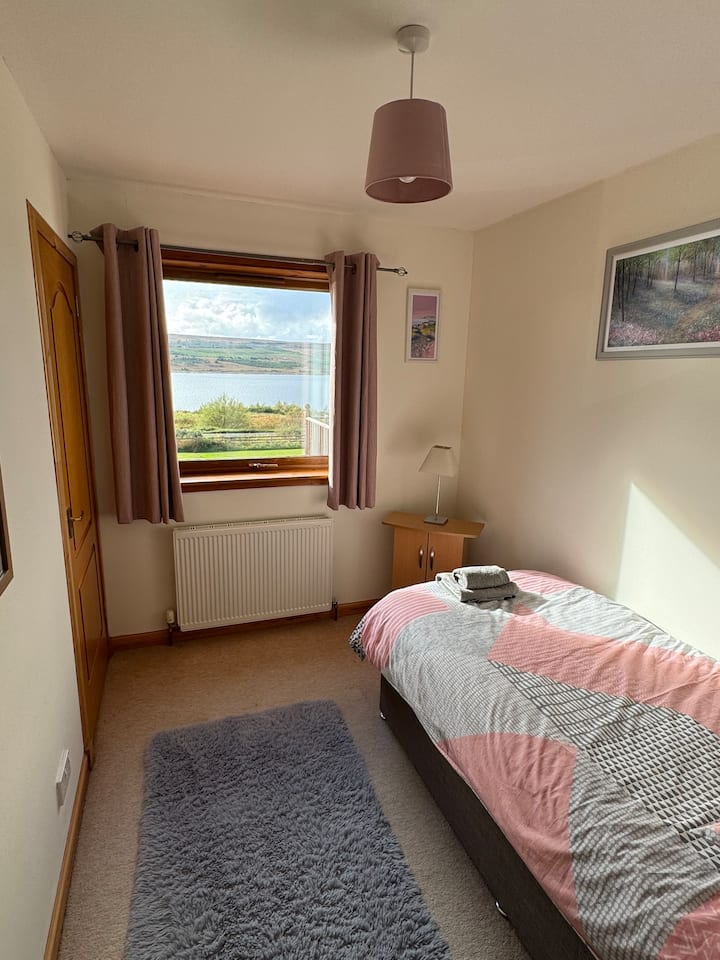 Ერთადგილიანი ოთახი ლოხ შინის ხედით 