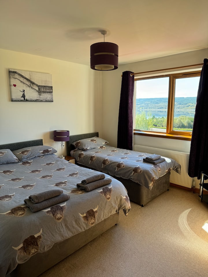 Ორადგილიანი და ერთადგილიანი საწოლი. Ტვ და DVD-დამკვრელი ოთახში