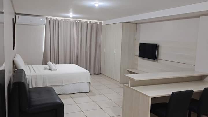 สตูดิโอที่มีเตียงควีนไซส์โซฟาม่านบังแสงตู้เสื้อผ้าทีวี 43 นิ้วเคาน์เตอร์รับประทานอาหารหรือโฮมออฟฟิศและเครื่องปรับอากาศขนาด 18,000 บีทียู