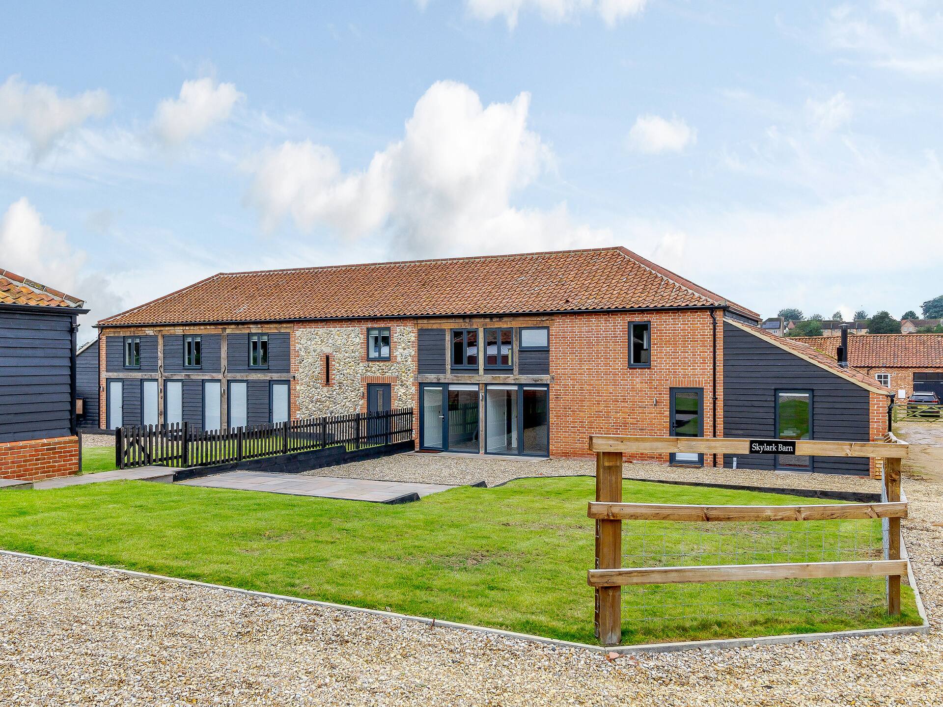 Skylark Barn-Uk31354