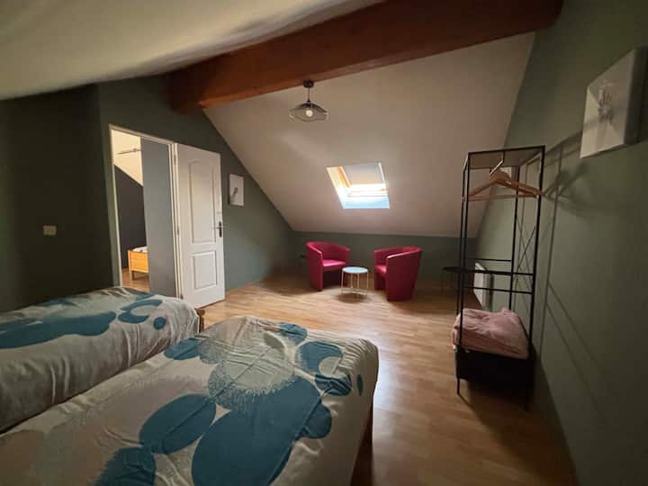 Habitación con 2 camas individuales de 90 cm x 200 cm y una pequeña sala de estar