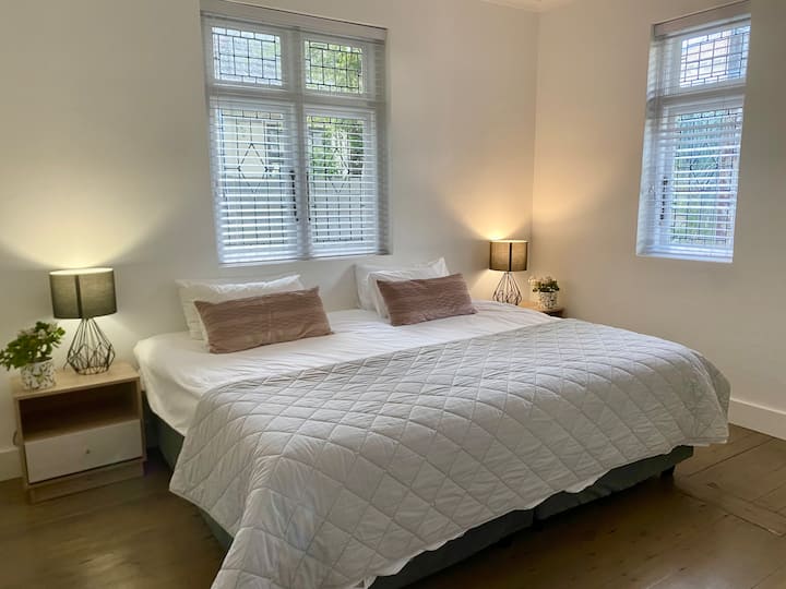 Super veľká manželská posteľ, možná premena postele. 