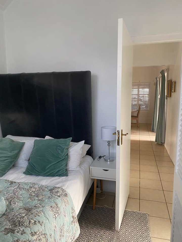 Spálňa 5 je v záhradnom byte. Manželská posteľ s dverami do zadnej záhrady. Popoludňajšie slnko. Apartmán má kúpeľňu so sprchovacím kútom, WC a umývadlom. Kuchynský kút s otvoreným posedením, ktorý sa otvára dvojitými francúzskymi dverami do zadnej záhrady. 