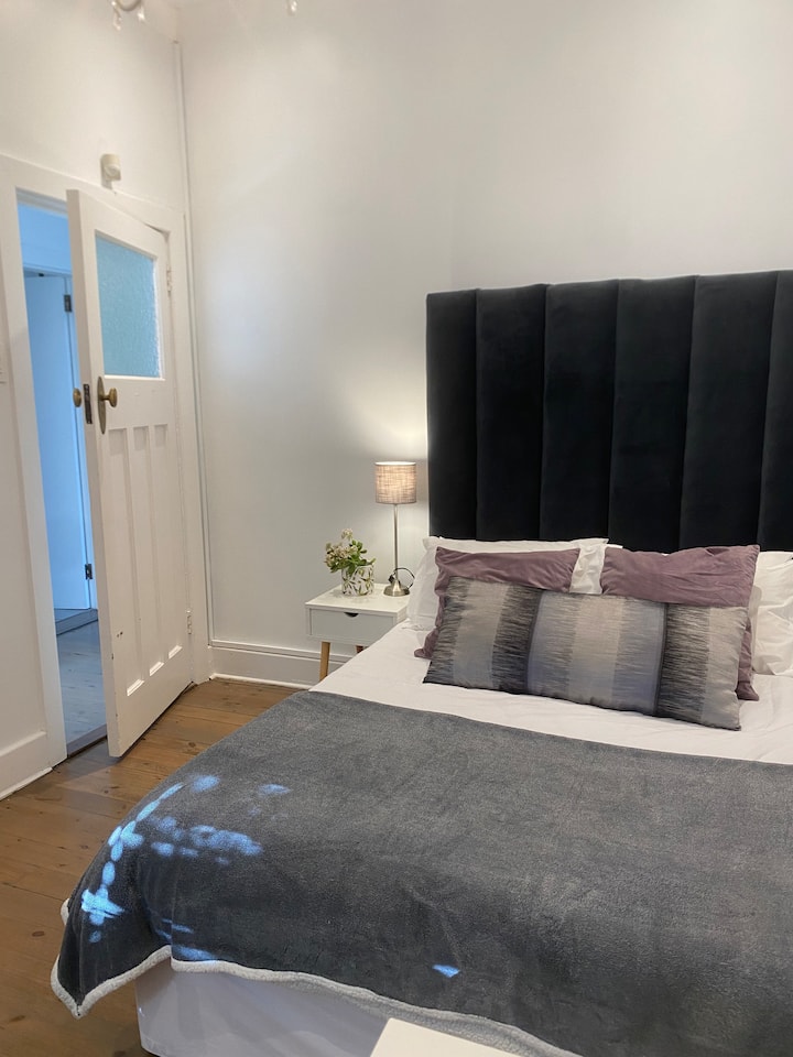 Spálňa s manželskou posteľou a pracovnou stanicou