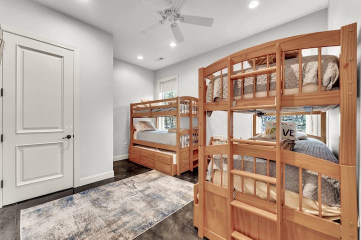 这套位于布兰森的绝佳度假屋设有一间双层床卧室，可供 6 人入住！ 我们有两张三层双层床。 客房连着卫生间，房间内配有电视。 