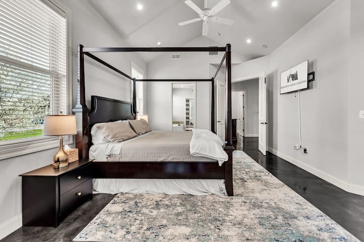 主卧内配备加大双人床、套间卫生间和大衣柜。 设施齐全、装修一新的房源，您将与同行者一起在这里度过愉快时光。 这间客房还可以直接进入门廊。 