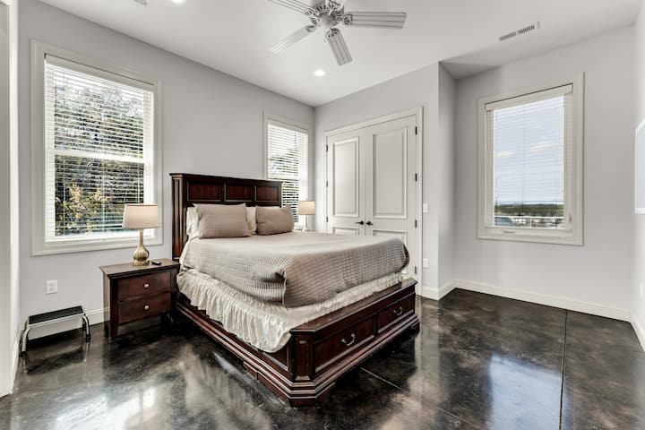 这间卧室设有带 Jack N Jill 设施的套间卫生间。