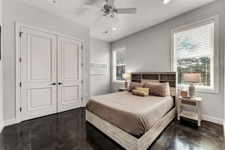 这间卧室设有带 Jack N Jill 设施的套间卫生间。