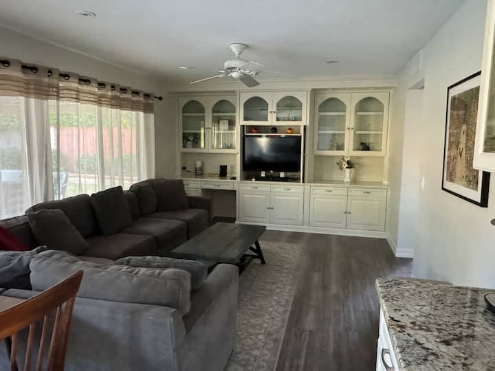 Clean, Sanitized Home Away From Home, Large Yard - 사우전드오크스