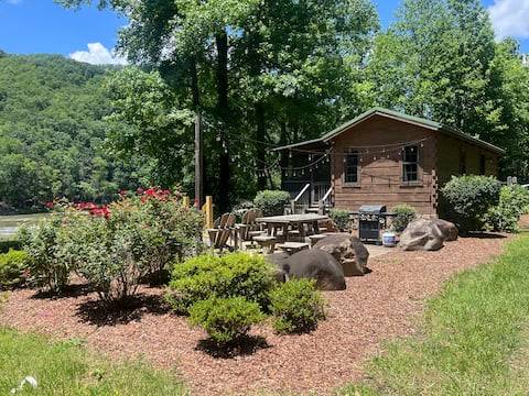 Nolichucky Nook - Cozy, Riverfront Cabin!