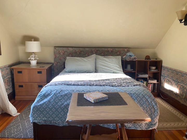 Cozy Retreat In A Lakeside Newton Neighborhood - Wellesley, MA