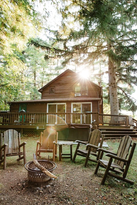 Wooded Winter Wonderland 2 bedroom house w/hot tub